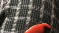 Tak sengaja tumpahkan saus sriracha di kakinya, orang ini kaget karena tumpahan berbentuk mirip cabai. Foto: Istimewa