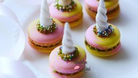 Siapa yang tidak ingin mencoba macaron dengan warna pink dan kuning ini? Apalagi ada tanduk unciorn di atas macaron, yang membuatnya semakin lucu dan menggemaskan.