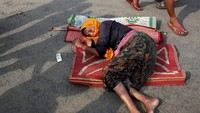 Kini sedikitnya 6 ribu pengungsi Rohingya kini terdampar di perbatasan Bangladesh. Ribuan lainnya berhasil masuk ke Bangladesh. REUTERS/Mohammad Ponir Hossain.