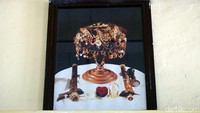 Mahkota Sultan Ternate ini adalah peninggalan kesultanan yang tak ternilai harganya. Dihiasi oleh berbagai macam batu mulia, mahkota ini punya kisah tersendiri. Konon rambut hiasan di mahkota ini bisa bertambah panjang dengan sendirinya (Wahyu/detikTravel)