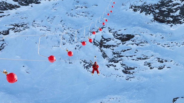 Foto: Flying fox di ketinggian 3.230 mdpl di Prancis (Dok. elle_belgie/Instagram) Foto: Flying fox di ketinggian 3.230 mdpl di Prancis (Dok. elle_belgie/Instagram)