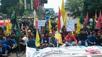 Mahasiswa ingin menurunkan bendera Myanmar di Taman ASEAN, tapi dihalangi polisi