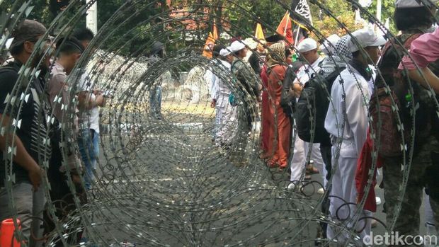 Terobos Kawat Berduri, Massa Minta Bendera Myanmar Diturunkan
