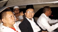 Di dalam mobil, Alfian yang duduk dibangku penumpang diapit oleh dua anggota Ditreskrimum Polda Jatim. Sedangkan dua anggota lainnya duduk di jok depan dan kemudi. Dia enggan berkomentar banyak saat ditanya tentang penangkapan dirinya kembali setelah keluar dari rumah tahanan (Rutan) Klas I Surabaya di Medaeng, Waru, Sidoarjo. Foto: Zaenal Effendi