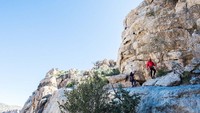 Meskipun daerahnya berupa gurun dan sebagian besar berbatu juga bercuaca dingin, wilayah gunung ini cukup memiliki curah hujan yang mampu digunakan warga lokal untuk mengolah tanah dan memelihara hewan ternak (Dok. CNN Travel)