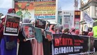 Hari ini, Aksi Solidaritas Muslim Rohingya juga digelar di Medan. Aksi tersebut berlangsung di Bundaran Majestyk, Jalan Gatot Subroto, (Foto: Jefris-detikcom)