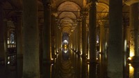 Yerebatan Basilica Cistern, Turki. Tandon Byzantine milik Istanbul ini dibangun pada abad keenam di masa Justinianus I sebagai reservoir bawah tanah. Ruangan seluas 140 meter ini sebelumnya merupakan sebuah basilika Romawi. Walau di dalam tanah ruangan tanki ini sudah ada penerangan dan mudah dijangkau pengunjung (Dok. CNN)