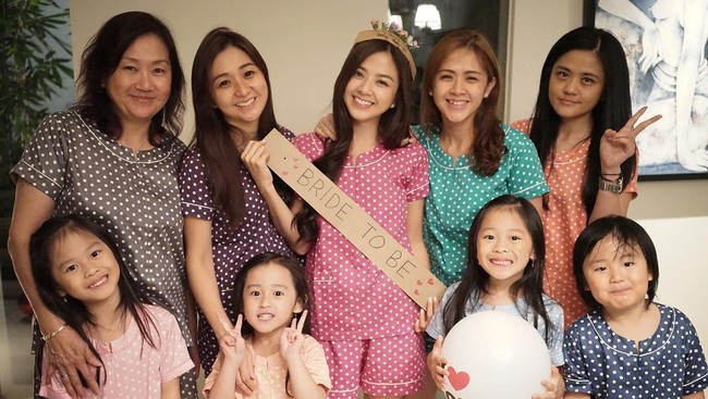 Franda yang dikenal sebagai presenter ini dinikahi Samuel Zylgwyn pada 8 Agustus 2016. Jelang pernikahannya dengan Samuel, sebuah bridal shower sederhana digelar sahabat-sahabat Franda. Pesta lajang yang diadakan merupakan pesta piyama. Franda pun tampil sederhana dalam balutan piyama pink polkadot.Foto: Dok. Instagram