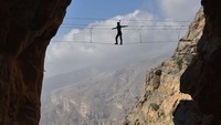 Komoditas pertaniannya antara lain buah-buahan dan bunga mawar yang terkenal di Oman. Air yang mengalirinya berasal dari sistem irigasi kuno, Aflaj (Dok. CNN Travel)