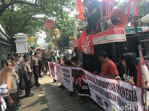 Peduli Rohingya, Massa Gelar Aksi di Depan Kemlu