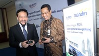 Chief Operating Officer Institut Jantung Negara (IJN) Kuala Lumpur Akmal Arief Mohamed Fauzi berbincang dengan Direktur Retail Banking Bank Mandiri Tardi.