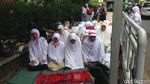 Potret Salat Jemaah Massa Dukung Rohingya di Trotoar Imam Bonjol