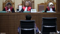 Samsu diyakini jaksa menyuap mantan hakim Mahkamah Konstitusi Akil Mochtar terkait perkara sengketa Pilkada Kabupaten Buton di MK pada 2011.