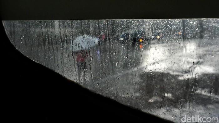 Hujan mengguyur kawasan Jakarta Selatan sore ini. Para pengendara sepeda motor terpaksa berhenti untuk berteduh. Sementara pedagang jas hujan sibuk mengais rezeki. Pemandangan ini kerap terlihat saat hujan mengguyur Jakarta.