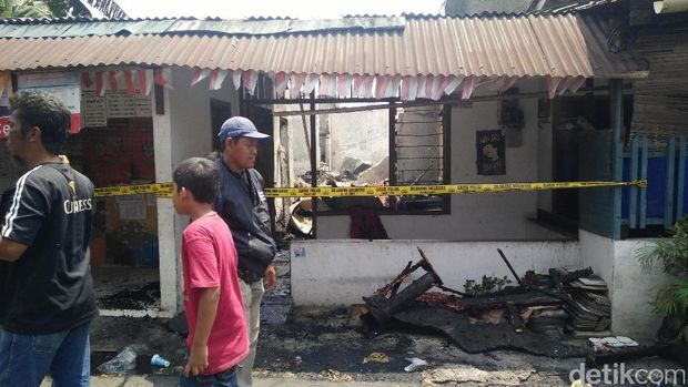 Garis polisi dipasang di asrama polisi di Pulogadung yang terbakar.