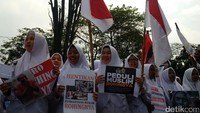 Massa terdiri dari siswa SMP-SMA Nurul Fikri Lembang, Barisan Kebangkitan Nasional (Barkin) dan sejumlah organisasi lainnya mulai berdatangan ke lokasi demonstrasi di depan Gedung Sate, Jalan Diponegoro, Kota Bandung, Rabu (6/9/2017).