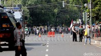 Tampak sejumlah pemotor harus balik arah.