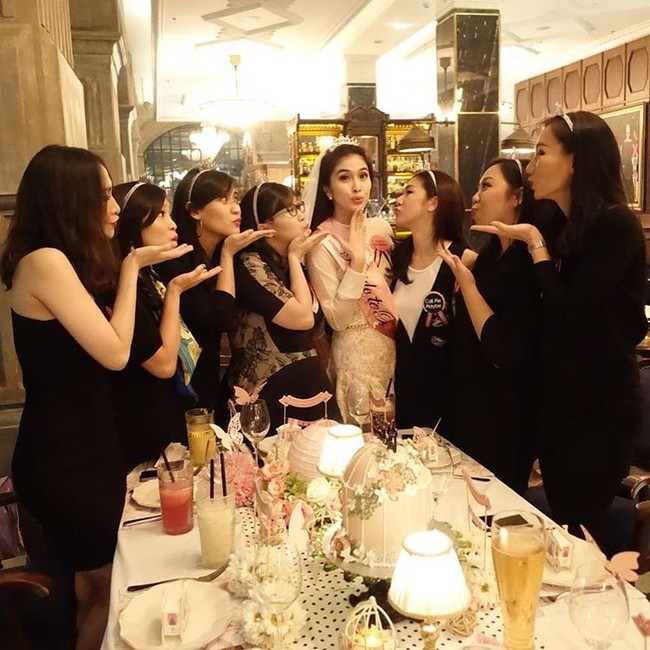 Sandra Dewi menikah dengan Harvey Moeis pada 8 November 2016. Sebelumnya, Sandra mendapat kejutan pesta lajang dari sahabatnya. Dalam pesta tersebut, Sandra didandani jadi pricess cantik memakai gaun putih dan tiara, sementara teman-temannya memakai busana serba hitam. Foto: Dok. Instagram