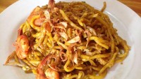 Kalau di Cinere ada Mie Aceh Bang Surya untuk puaskan selera. Mie goreng daging udang di sini, misalnya, dilengkapi potongan kecil daging, 3 ekor udang, daun bawang, irisan kol, tauge dan taburan bawang goreng renyah. Foto: dok. detikFood