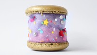 Macaron memang biasanya di isi dengan butter cream, tapi tidak dengan yang satu ini. Macaron ini justru di isi conton candy dengan hiasan meises.