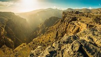 Jalurnya amat mengerikan dengan tebing vertikal tajam dan jurang yang amat dalam. Jabal Akhdar dalam bahasa Inggris adalah The Green Mountain adalah titik tertinggi di Negara Oman (Dok. CNN Travel)