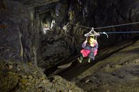 Flying fox di dalam gua sepanjang 130 meter (go-below.co.uk)