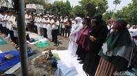 Jemaah pri dan wanita dipisah.
