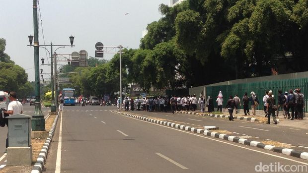  Massa mulai berkumpul di kawasan Bundaran HI sebelum menggelar aksi di depan Kedubes Myanmar, Rabu (6/9/2017)
