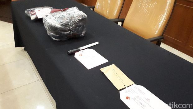 Barang bukti penusukan di Johar Baru
