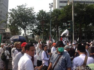 Berorasi, Massa Bela Rohingya Masih Bertahan di Bundaran HI