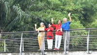 Jokowi dan Lee melambaikan tangan kepada warga dan media yang meliput. (Setpres)