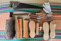 Alat-alat yang digunakan membuat sandal gamparan (Wisma Putra/detikTravel)