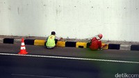 Warna cat tersebut membantu para pengendara yang melintas jalan tol tersebut terutama pada malam hari.