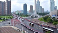 Bus-bus membawa anggota tim yang berpartisipasi dalam uji coba bom hidrogen. Saat berjalan melewati jalanan Pyongyang, mereka telah disambut meriah. 