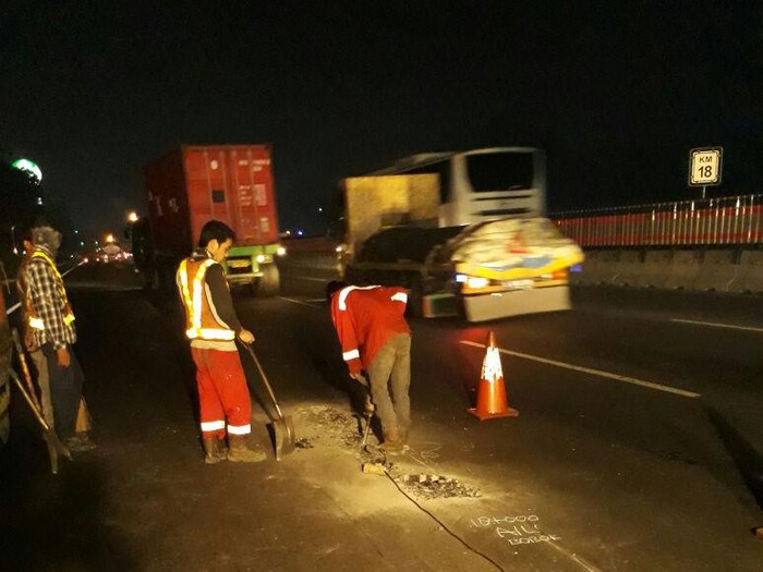 Ada Perbaikan Jalan, Tol Karawang Barat-Cikampek Padat Dini Hari