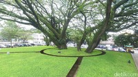 Tumbuhan hijau dan bunga-bunga membuat suasana Taman Labirin cantik dan unik. Tentunya, tak lengkap rasanya apabila tidak mengunjungi destinasi wisata murah meriah ini/ Foto: Istimewa