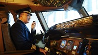 Pilot bersiap mengantarkan pemudik lewat jalur udara ke kampung halaman/Foto: Ilustrasi aktivitas pilot/Istimewa