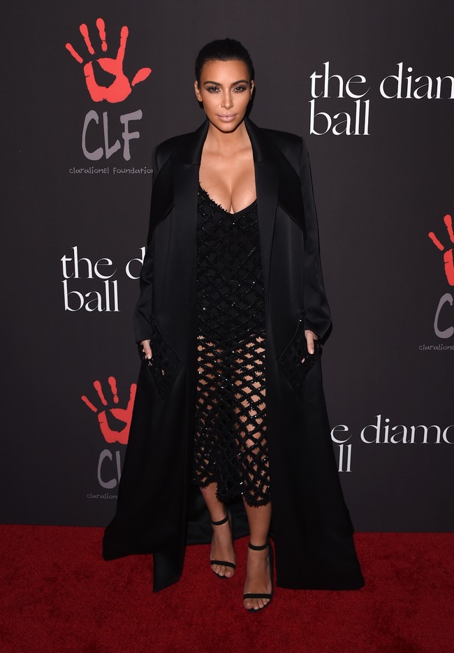 Hadiri acara amal yang digelar Rihanna, Kim Kardashian memesona dengan gaun hitam berdetail cut-out jaring. Foto: Getty Images