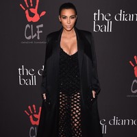 Hadiri acara amal yang digelar Rihanna, Kim Kardashian memesona dengan gaun hitam berdetail cut-out jaring. Foto: Getty Images