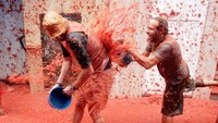 Festival ini digelar di Kota Bunol, pada Rabu (30/8) lalu. Setiap hari Rabu terakhir di bulan Agustus, festival saling lempar tomat ini diselenggarakan (Heino Kalis/Reuters)