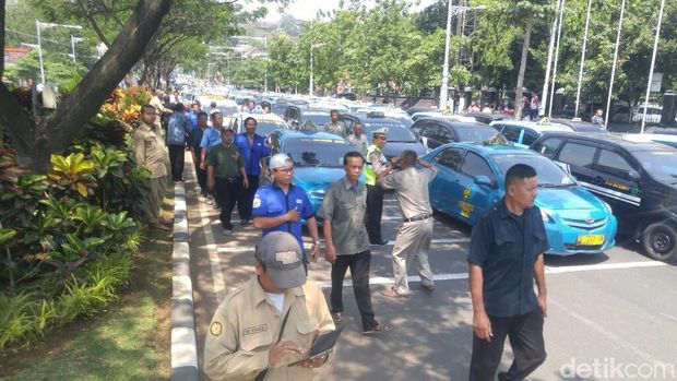Ratusan Sopir Taksi Gelar Aksi di Semarang Soal Angkutan Online