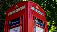 Itu menjadikannya diler terkecil di dunia. Tak ada deretan mobil-mobil dijual di sana sebagaimana mestinya diler pada umumnya. Konsumen bisa memesan mobil secara online dan mendapat kode untuk memesan mobil kemudian tinggal masuk ke boks telepon umum ini. Foto: Dok. Carscoops