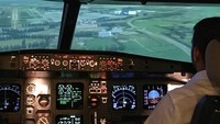 Adalah Ash Raval, seorang pilot keturunan India yang bekerja untuk maskapai Monarch asal Inggris. Ia pun gemar memposting foto dari balik kokpit di laman Instagramnya (@ashthepilot_/Instagram)