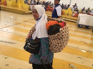 Bikin Haru, Mbah Suliyah Kerepotan Gendong Bawaan di Bandara Jeddah