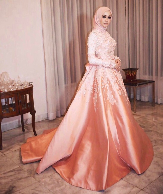 Bagaimana dengan gaun megah satu ini yang rasanya cocok dipakai Laudya Cynthia Bella saat resepsi? Ini merupakan rancangan desainer Danny Satriadi. Foto: Dok. Instagram @laudyacynthiabella