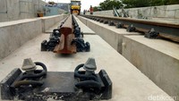 Jalur LRT di Zona I Bandara SMB II mulai terpasang rel sepanjang 2 KM.