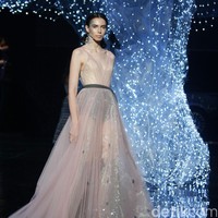 Koleksi terbaru dari desainer Hian Tjen yang mengusung tema Magellani yang bertempat di Ballroom Raffles Hotel, Jakarta, Rabu (6/9/2017) [Foto: Mohammad Abduh/Wolipop].