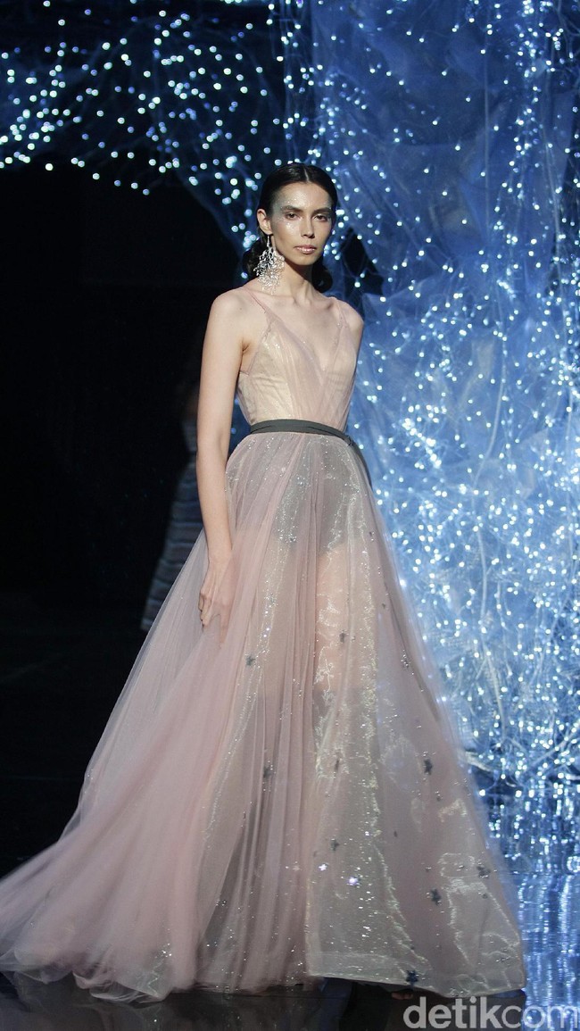 Koleksi terbaru dari desainer Hian Tjen yang mengusung tema Magellani yang bertempat di Ballroom Raffles Hotel, Jakarta, Rabu (6/9/2017) [Foto: Mohammad Abduh/Wolipop].