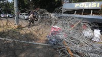 Polisi memasang kawat berduri di depan Kedubes Myanmar.