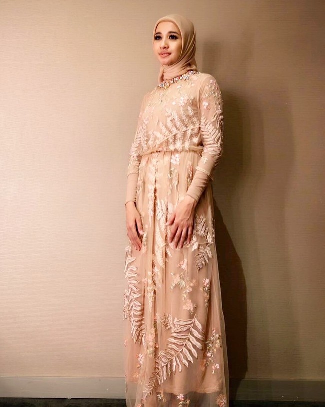 Laudya Cynthia Bella yang suka bergaya simpel bisa saja mengenakan rancangan dari Biyan. Seperti dress yang satu ini tampak simpel namun elegan. Gaun lace yang kaya akan detail embroidery ini tampak mewah dalam garis desain minimalis, begitu menggambarkan karakter sang pengantin. Foto: Dok. Instagram @laudyacynthiabella
